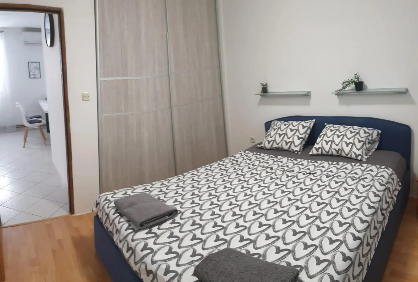 Grey Apartman Vir